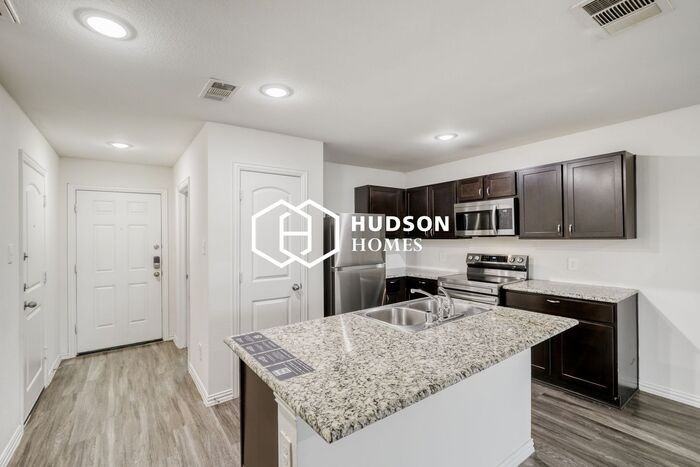 2829 Oakdale St - Photo 5 of 14