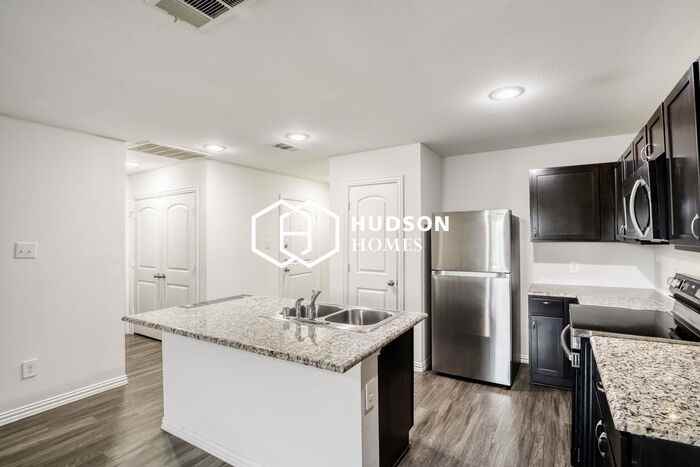 2829 Oakdale St - Photo 6 of 14