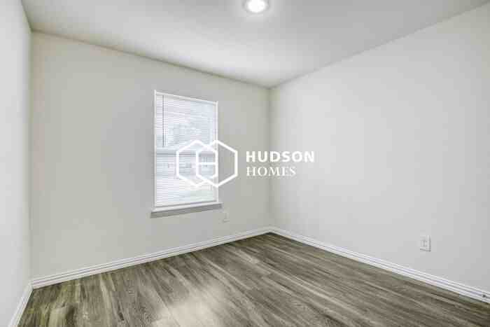 2829 Oakdale St - Photo 7 of 14