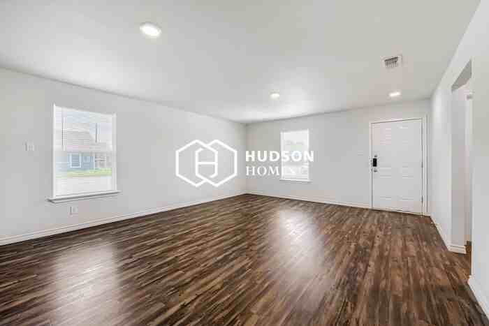 140 E 11th St - Photo 3 of 14