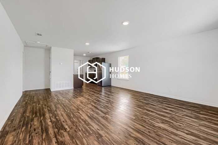 140 E 11th St - Photo 4 of 14