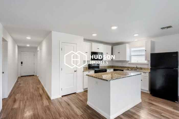 1722 Beacon St - Photo 5 of 14