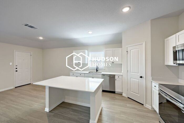 404 Rose Ave - Photo 4 of 14