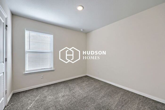 404 Rose Ave - Photo 7 of 13