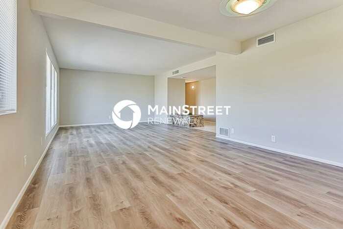 838 E 10th St - Photo 4 of 16
