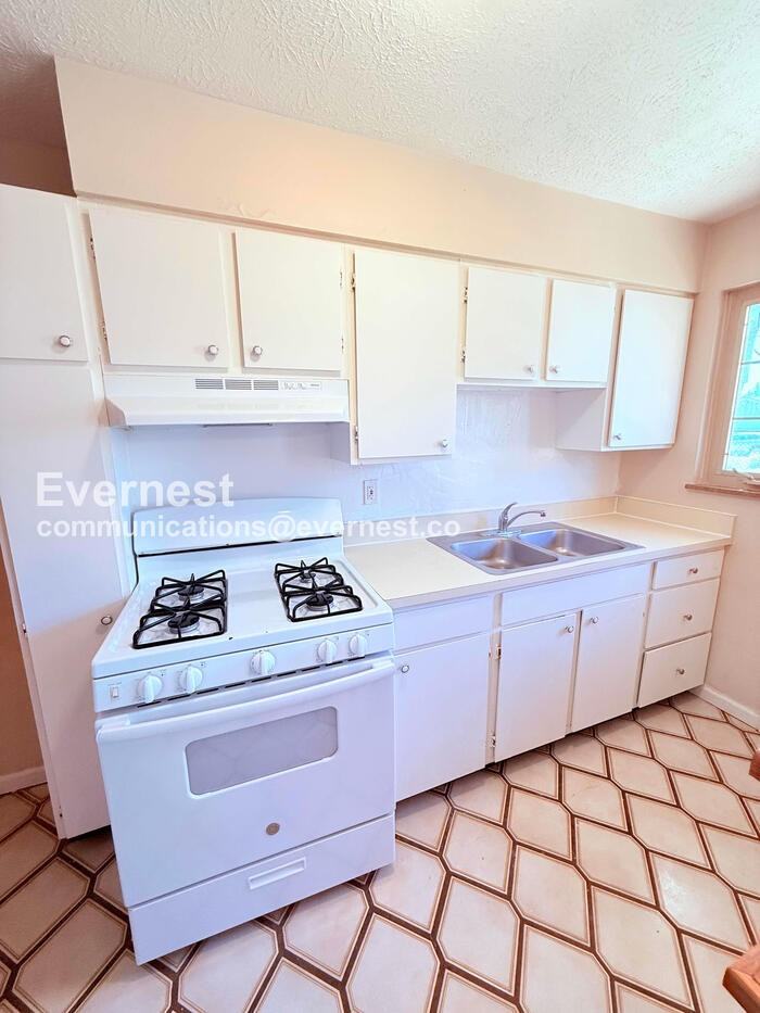1789 Kings Ct #D - Photo 3 of 21