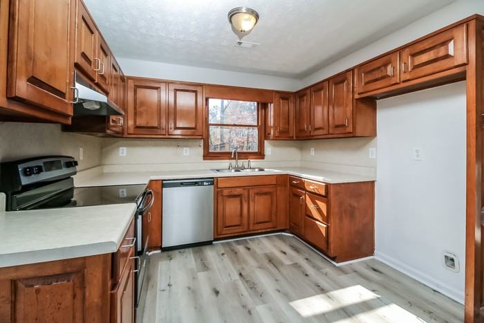 160 Princeton Way - Photo 5 of 15