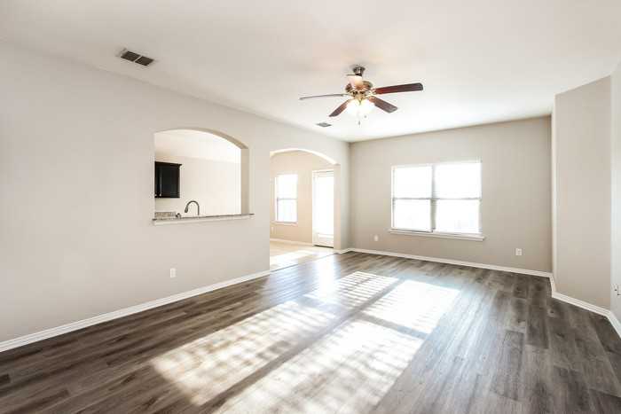 932 Haley Dr - Photo 4 of 16