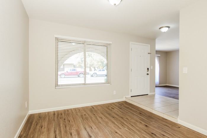 3143 W Julie Dr - Photo 5 of 16