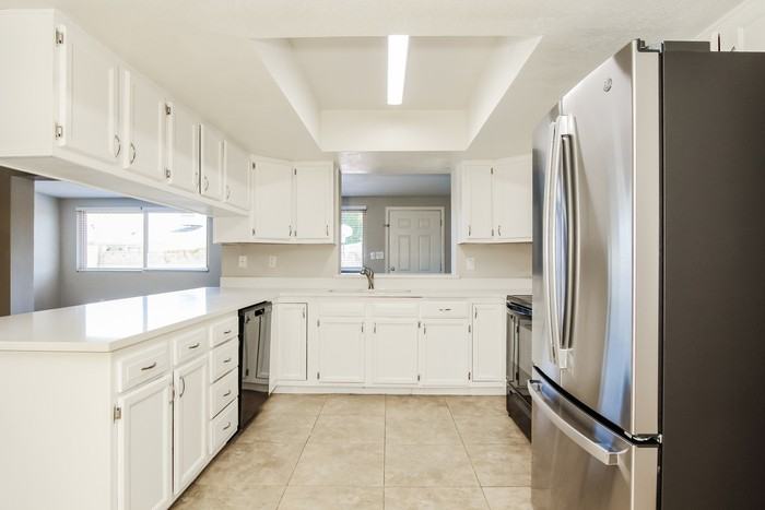 3143 W Julie Dr - Photo 6 of 16