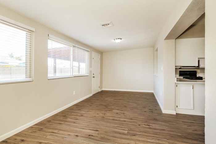 3143 W Julie Dr - Photo 7 of 16