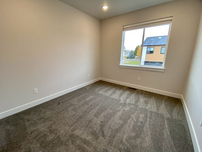 2402 49th Avenue Ct #48 - Photo 5 of 24