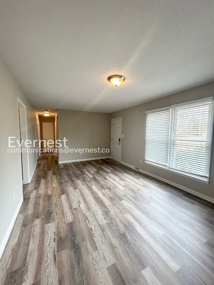 1676 Guilford Dr - Photo 4 of 20