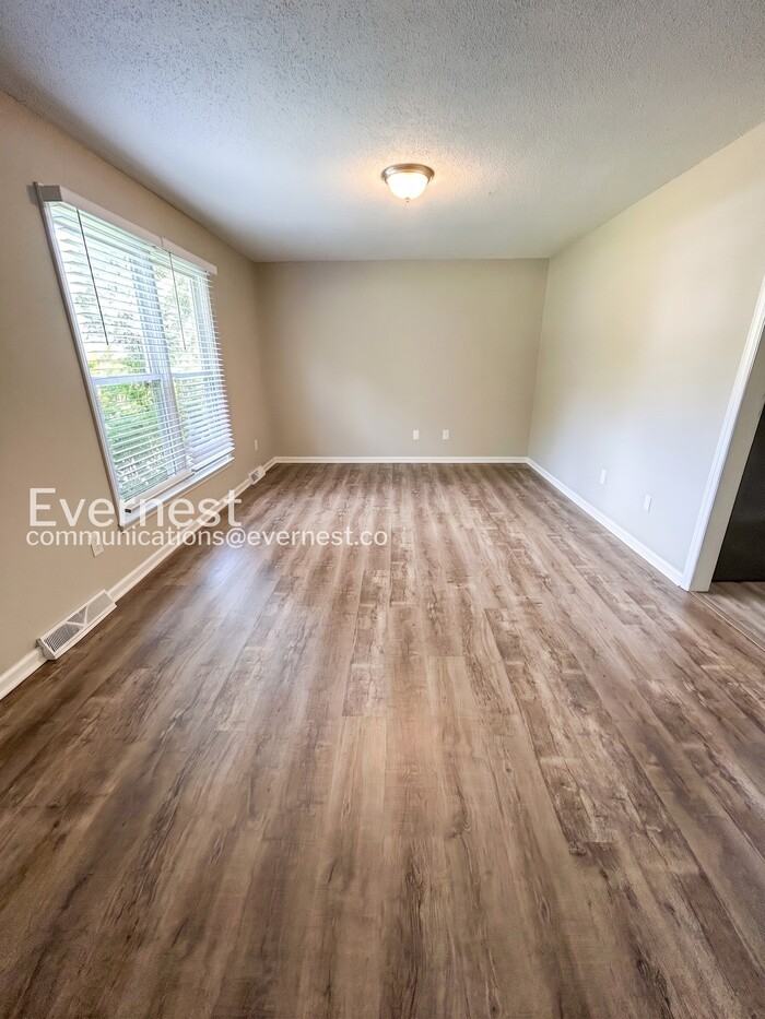 1676 Guilford Dr - Photo 5 of 20