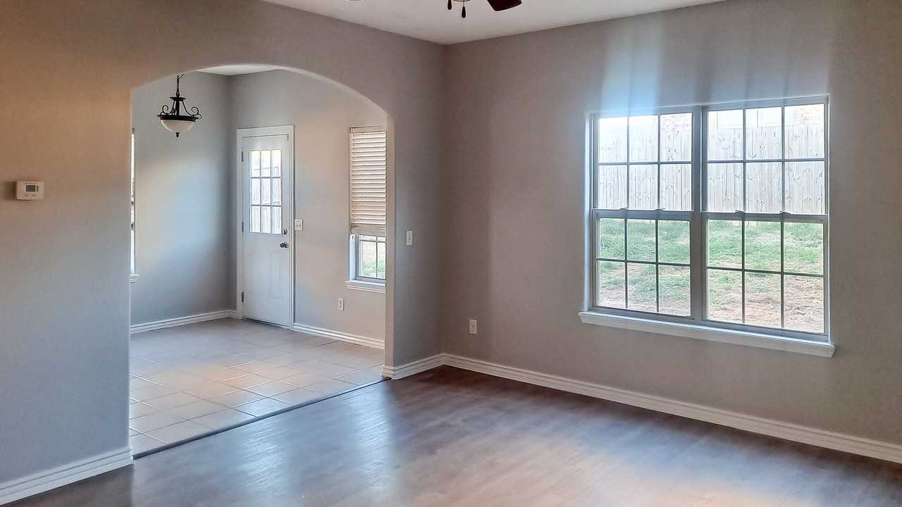 605 Sw Loudon Dr #1 - Photo 2 of 7