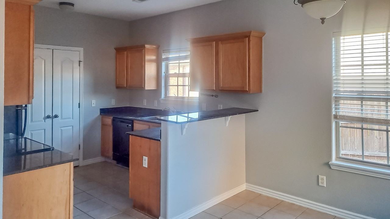 605 Sw Loudon Dr #1 - Photo 3 of 7