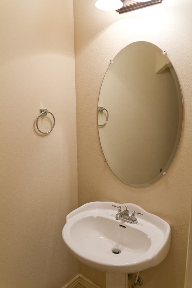 605 Sw Loudon Dr #1 - Photo 4 of 7