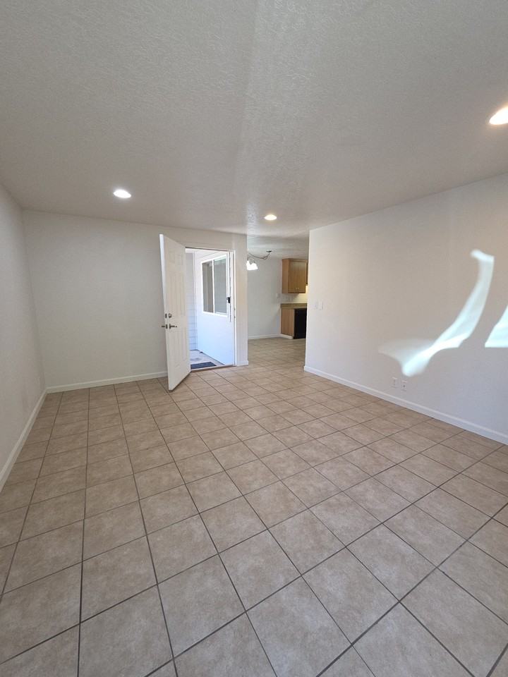 1585 Distinctive Ct S #1585 - Photo 2 of 11
