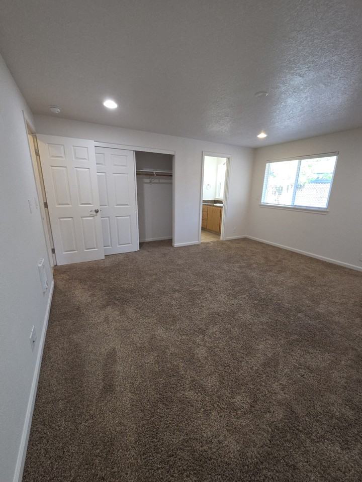 1585 Distinctive Ct S #1585 - Photo 5 of 11
