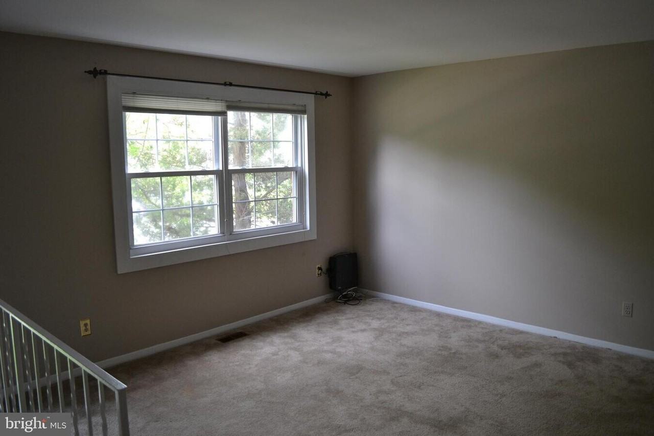 302 Hometown Way - Photo 3 of 31