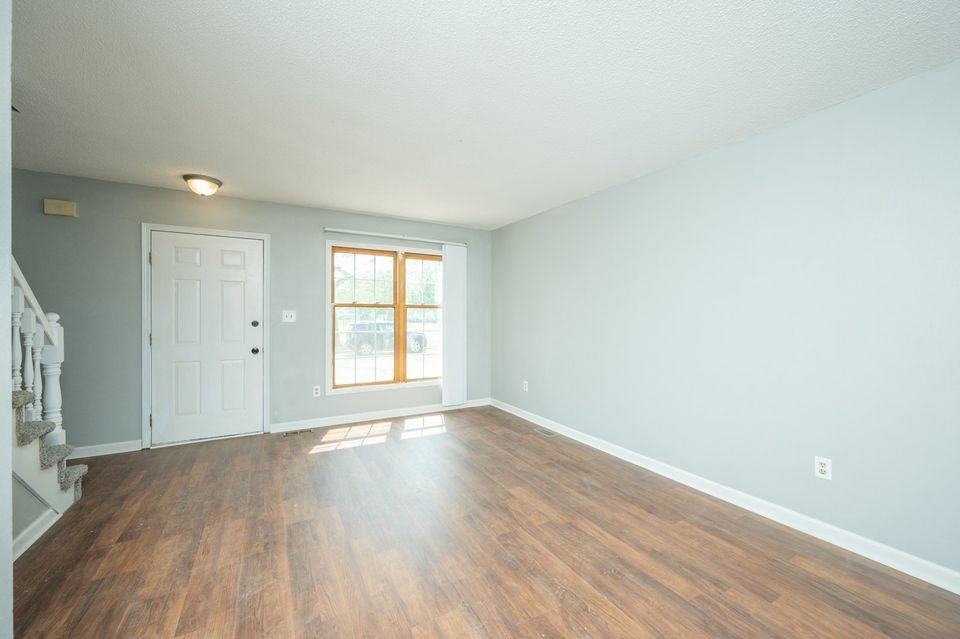 675 Ashworth Dr #11 - Photo 3 of 6