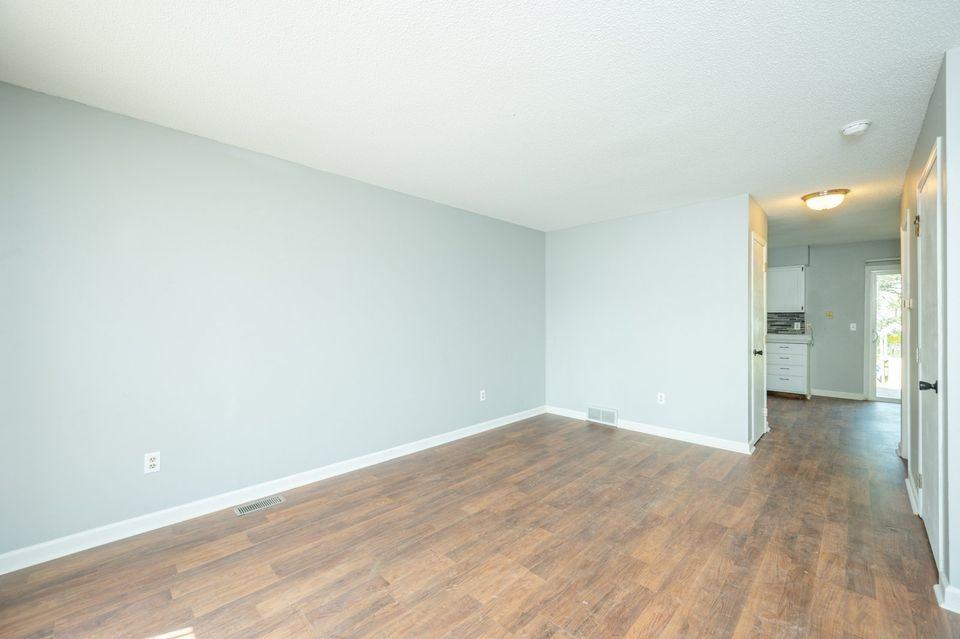 675 Ashworth Dr #11 - Photo 4 of 6