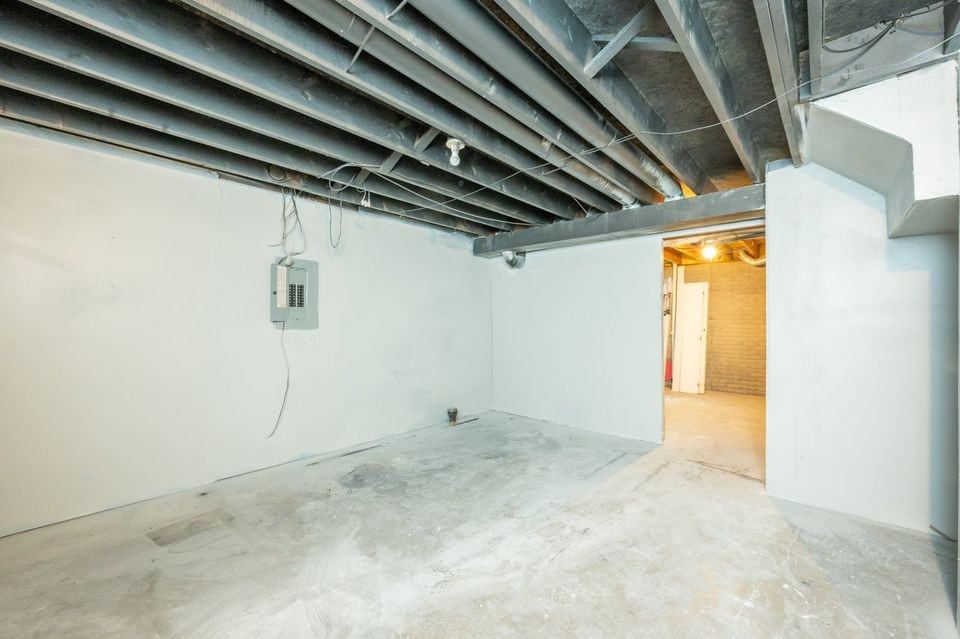 675 Ashworth Dr #11 - Photo 5 of 6