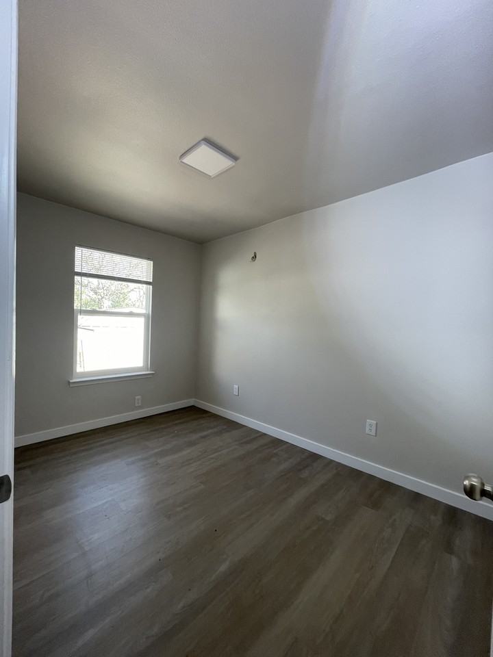 521 W Blair St #2 - Photo 4 of 12