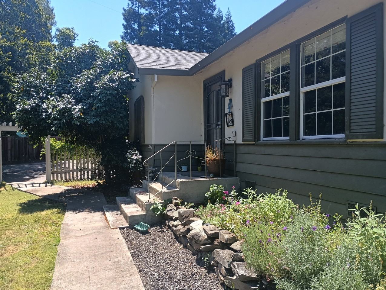 6124 Van Alstine Ave Apt A #NA - Photo 2 of 16