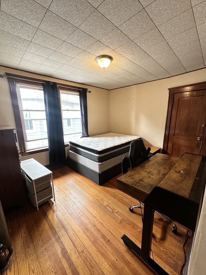 142 W Adams St #2 - Photo 2 of 17