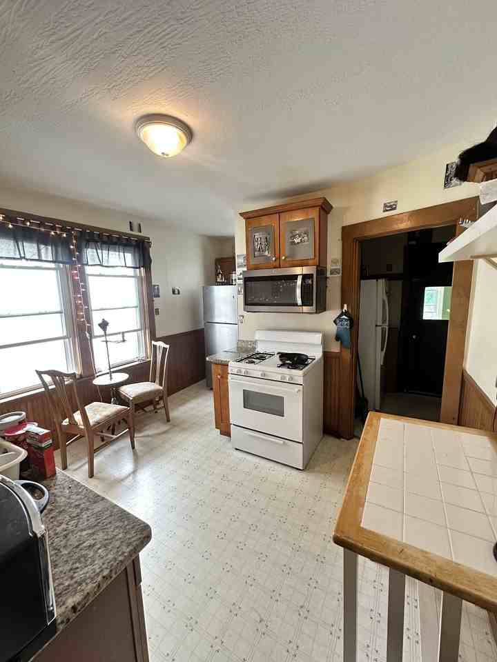 142 W Adams St #2 - Photo 4 of 17