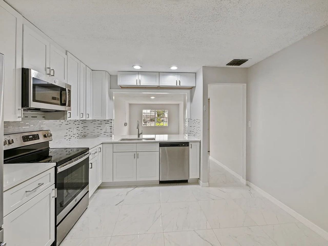 1228 Virginian Dr - Photo 4 of 16