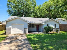 featured image of 924 Crestview St #1
