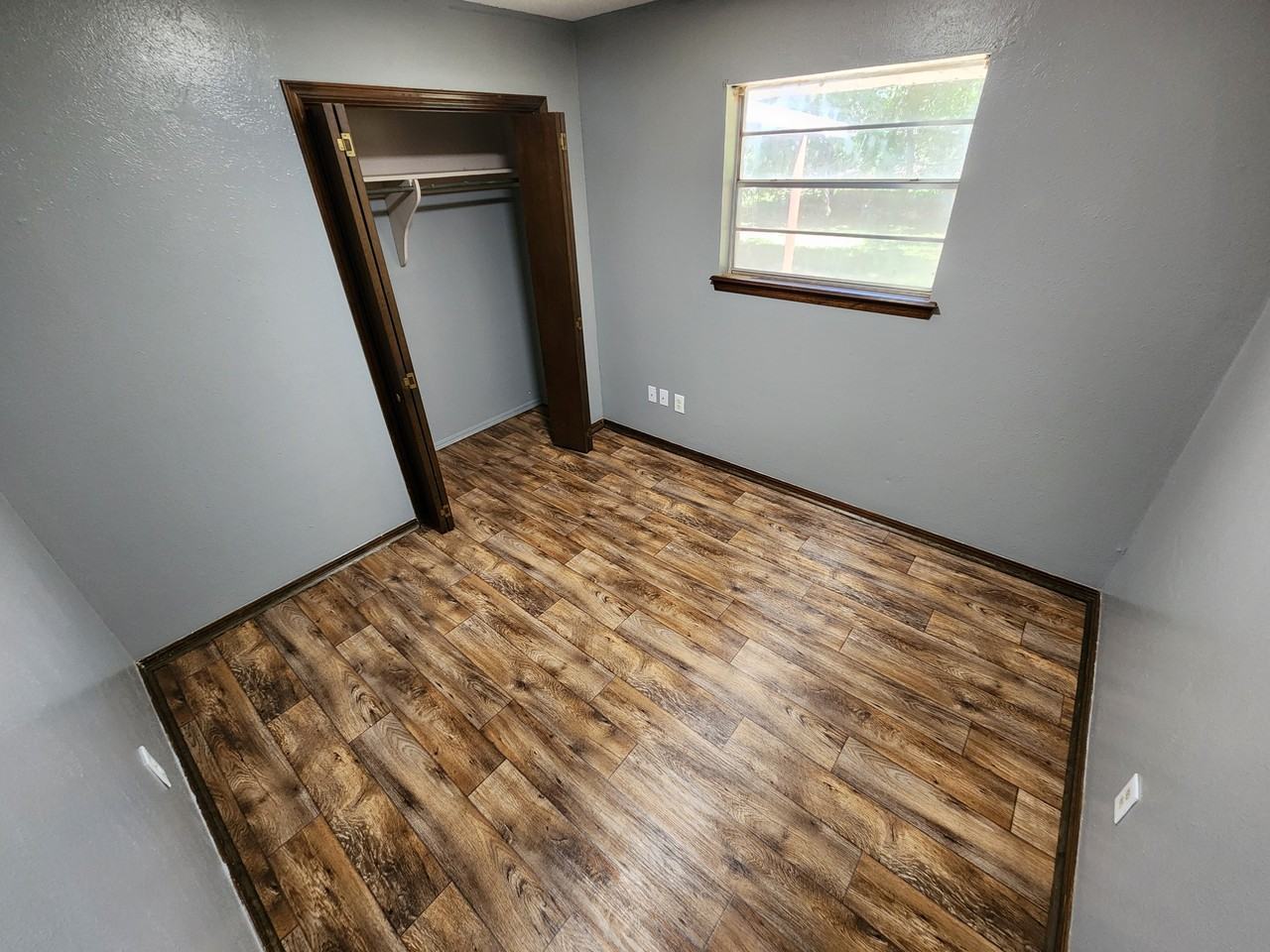 924 Crestview St #1 - Photo 5 of 17