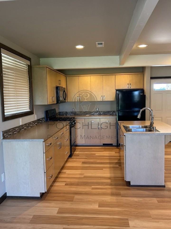 407 E Main St #B - Photo 4 of 12