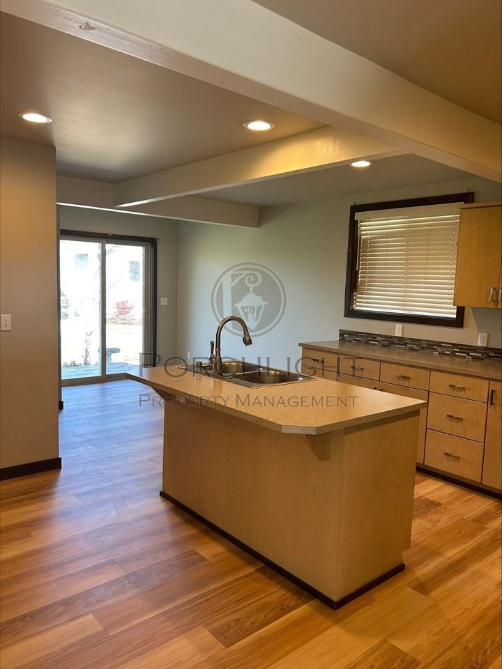 407 E Main St #B - Photo 7 of 12
