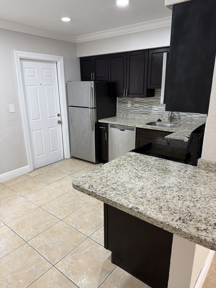 1436 HOLLY HEIGHTS DRUnit 1 #1 - Photo 2 of 9