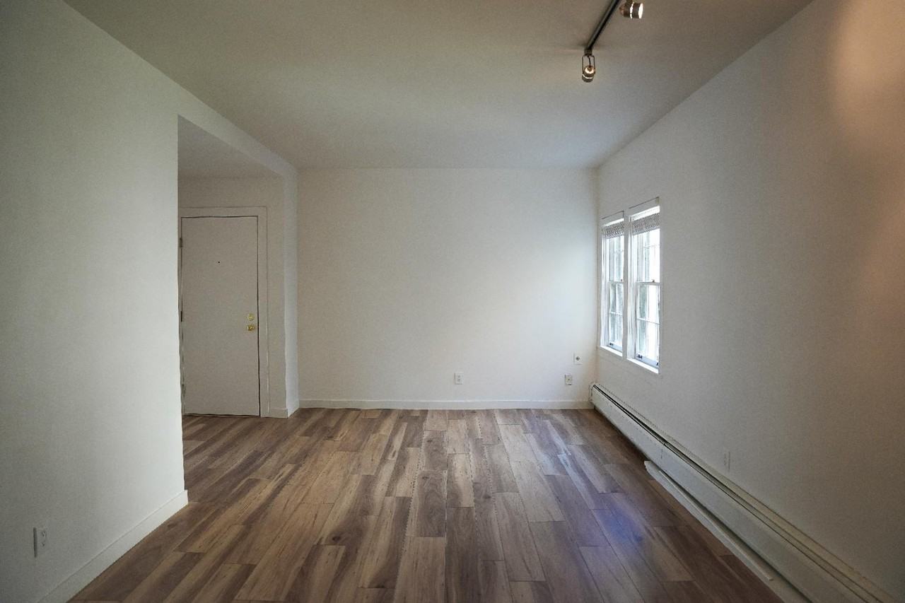 960 N Sherman St - Photo 7 of 11