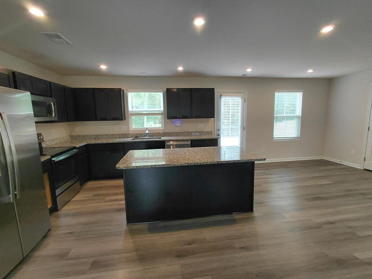 329 Saskatoon Dr - Photo 5 of 12