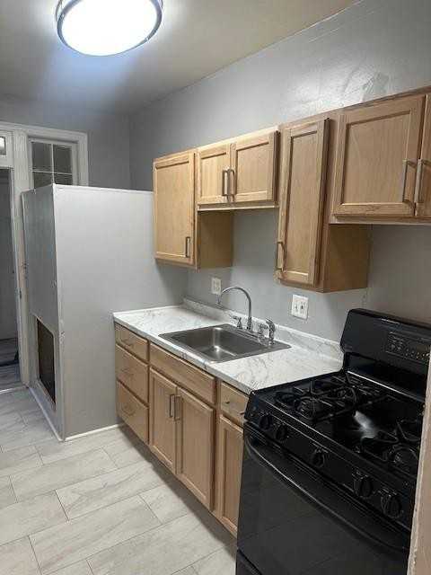 1740 S St Se - Photo 3 of 8