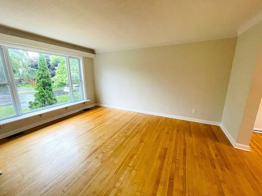 706 Hastings Ave - Photo 3 of 11