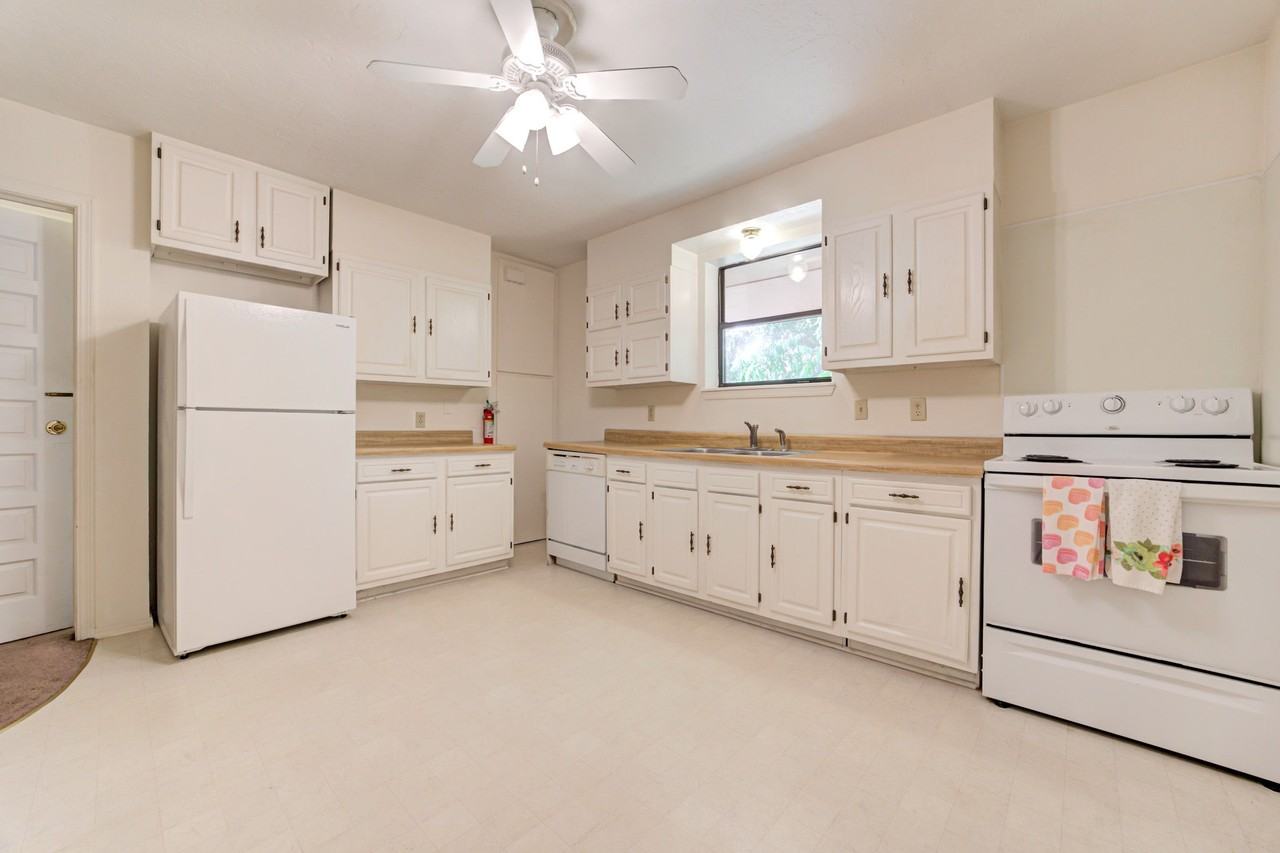 604 S Flood Ave #604 - Photo 2 of 7