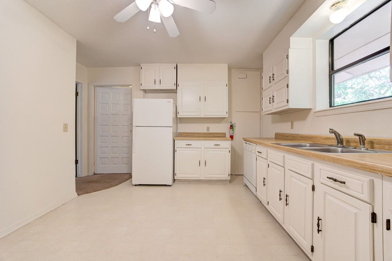 604 S Flood Ave #604 - Photo 3 of 7