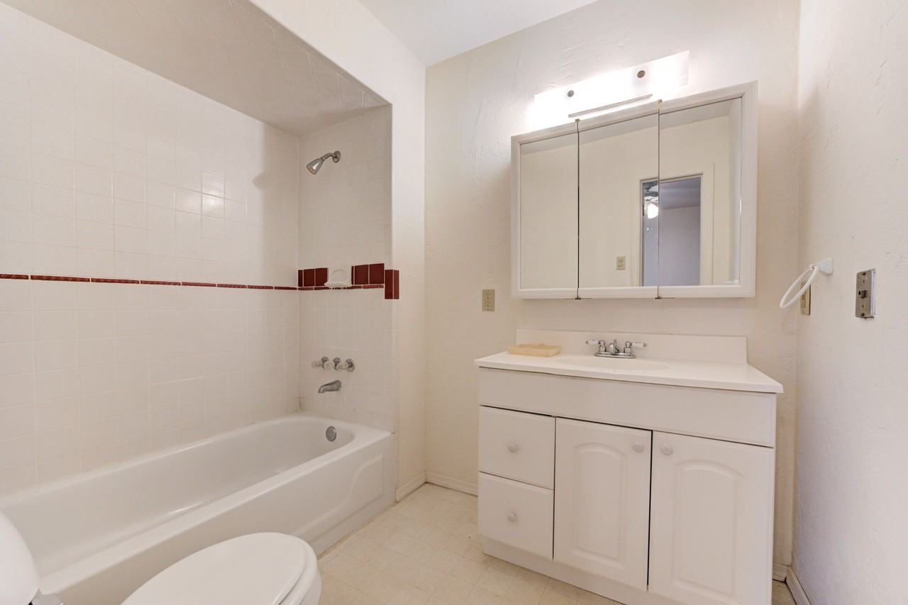 604 S Flood Ave #604 - Photo 4 of 7