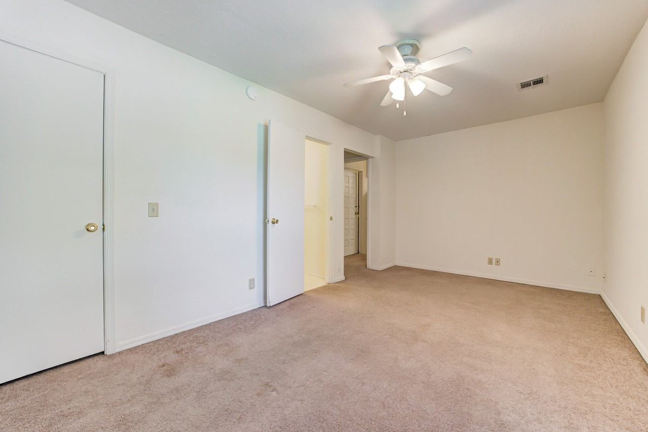 604 S Flood Ave #604 - Photo 6 of 7