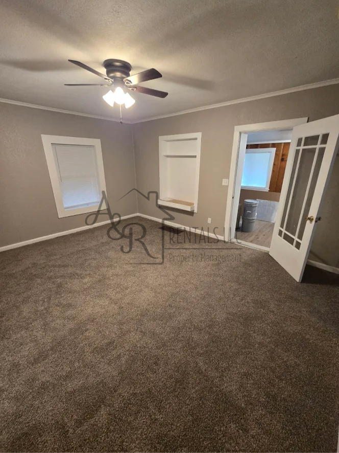513 E Adams St #1 - Photo 3 of 11