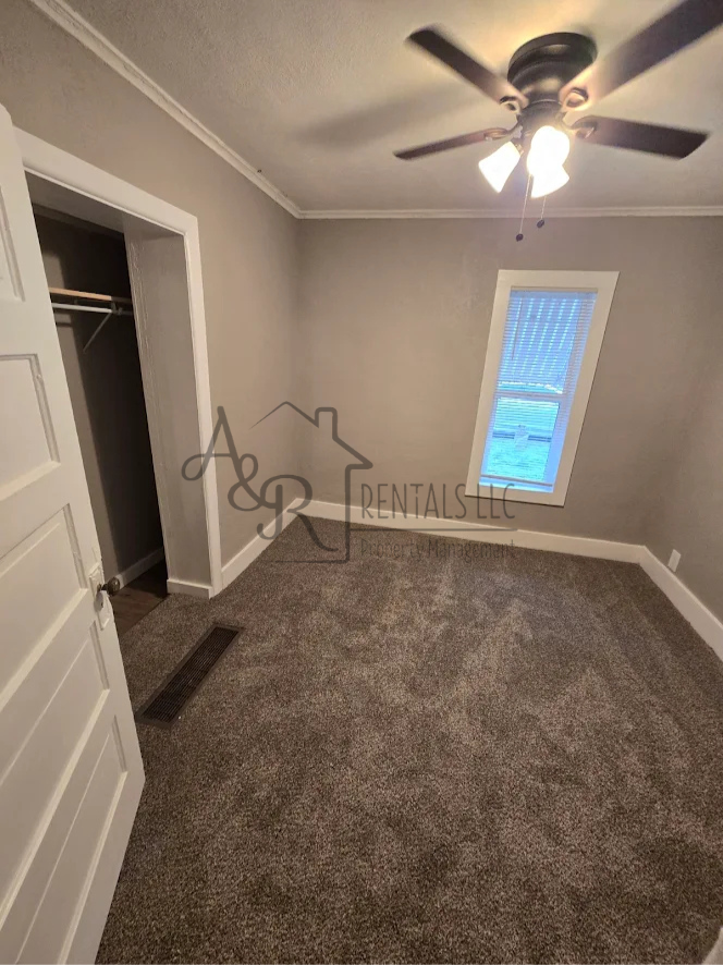 513 E Adams St #1 - Photo 4 of 11