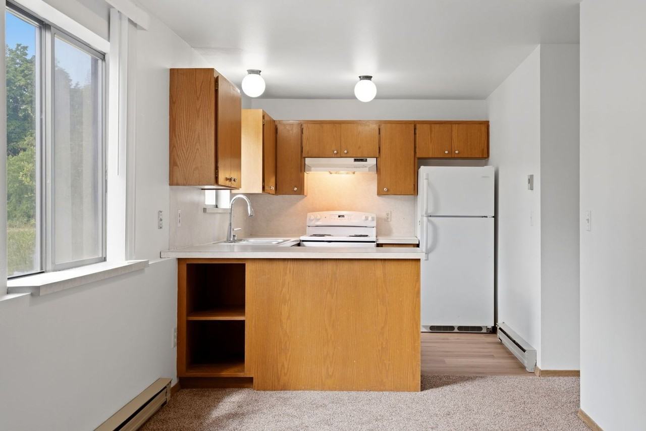 1111 E 8th - Photo 2 of 37