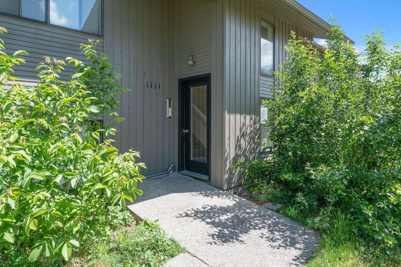 1111 E 8th - Photo 3 of 37