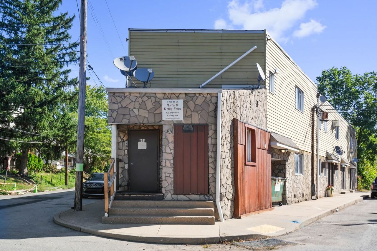 161 Hall Avenue - Photo 4 of 37